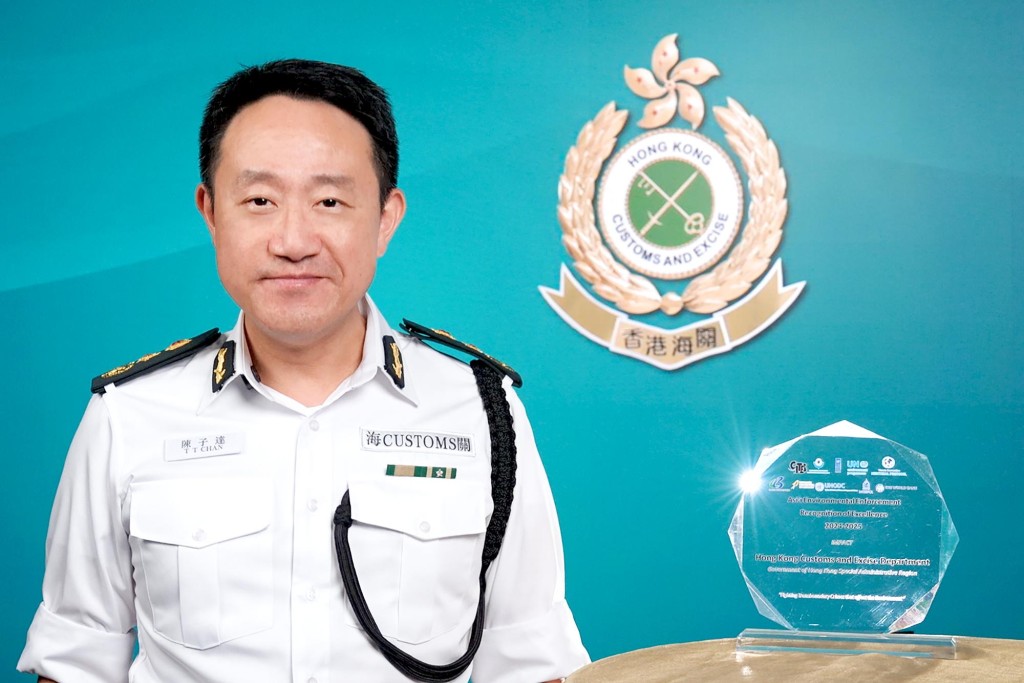 海關關長陳子達代表部門領取「影響力獎」。 海關關長陳子達代表部門領取「影響力獎」。