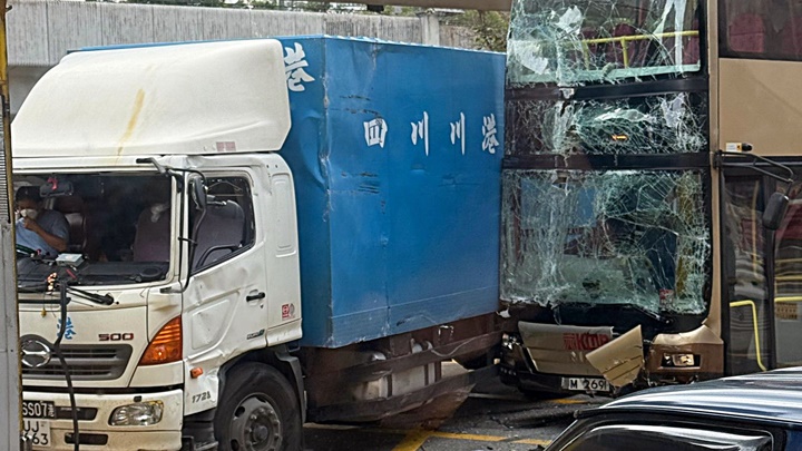 九巴與貨車相撞。fb：馬路的事 (即時交通資訊台)