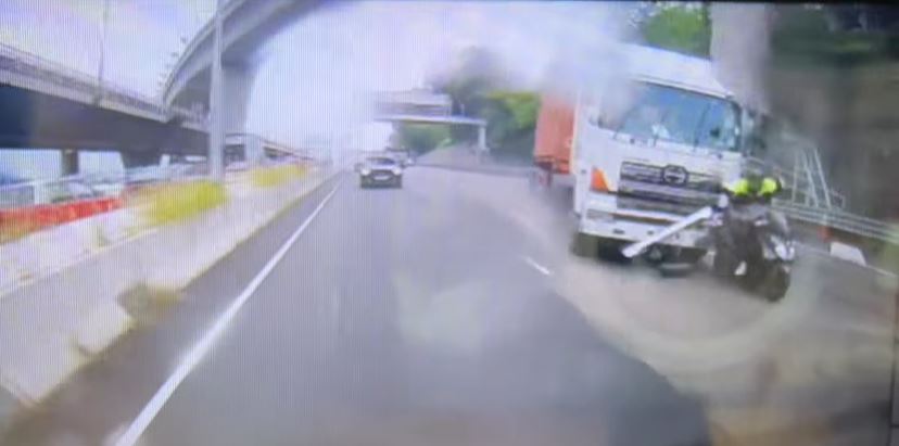 貨櫃車衝前撞向綿羊仔。轉載fb車cam L（香港群組）