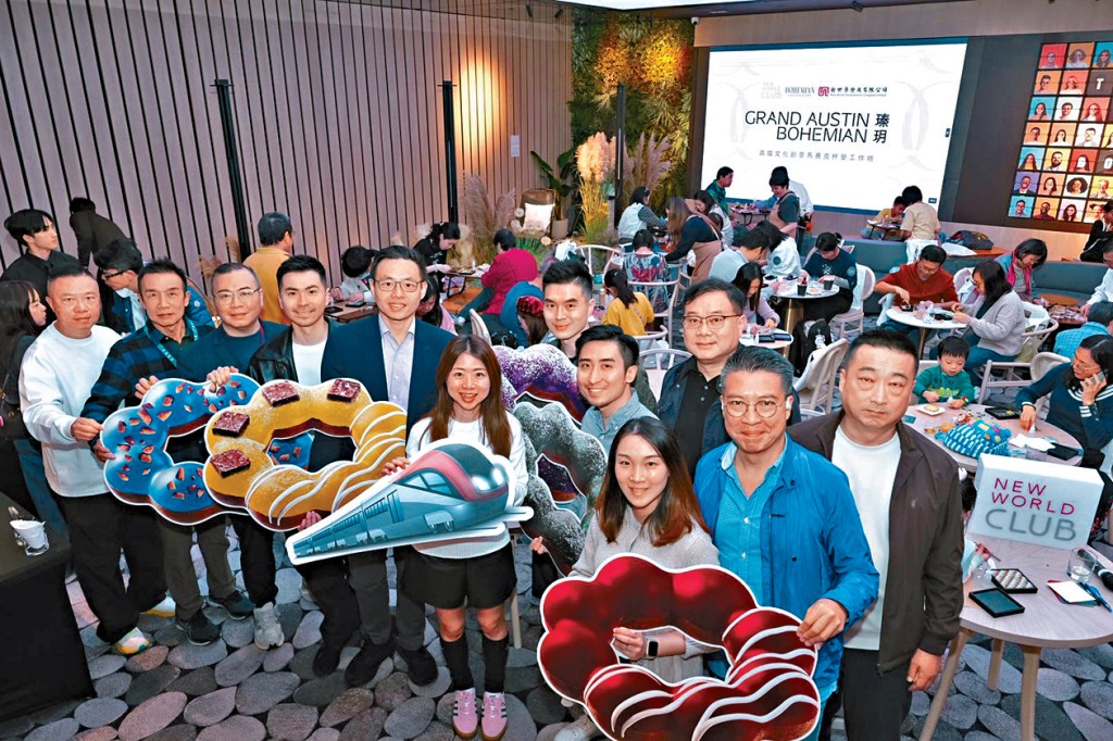 新世界何家欣（前排中）表示，尖沙咀瑧玥周三發售全盤64伙。