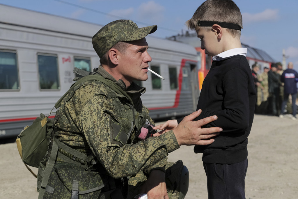一名俄羅斯新兵在火車站前與兒子道別。AP