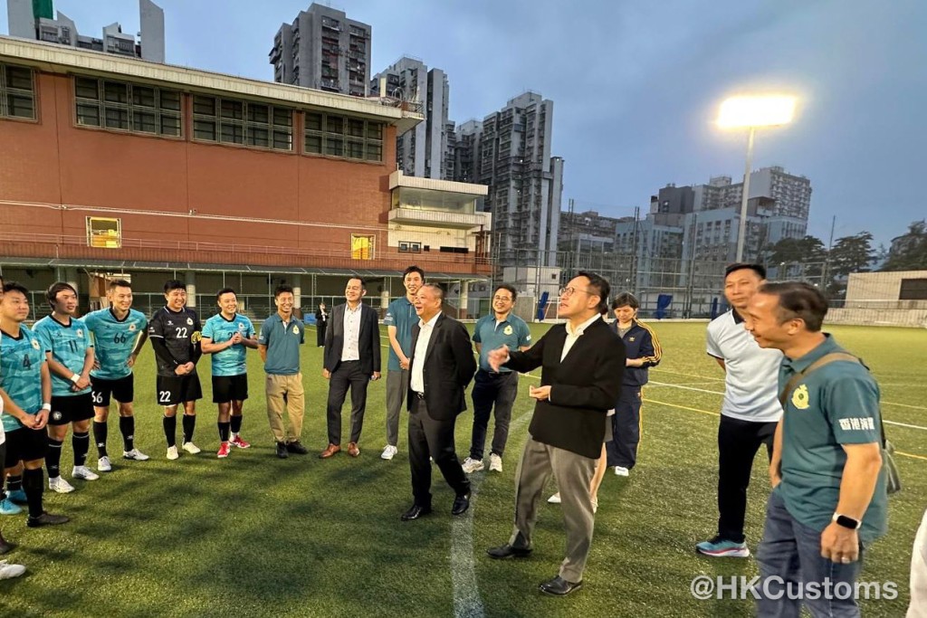 香港海關足球隊於昨日(10月31日)受邀到澳門參加足球友誼賽。香港海關fb圖片 香港海關足球隊於昨日(10月31日)受邀到澳門參加足球友誼賽。香港海關fb圖片