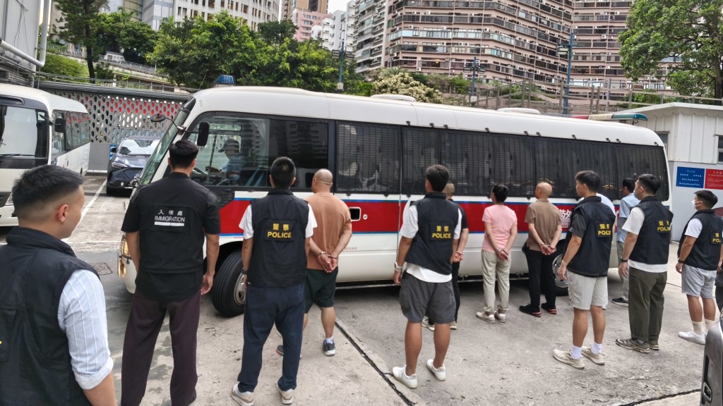 警方及入境處在紅館外打擊黃牛黨,拘捕6名內地男女。警方圖片 警方及入境處在紅館外打擊黃牛黨,拘捕6名內地男女。警方圖片