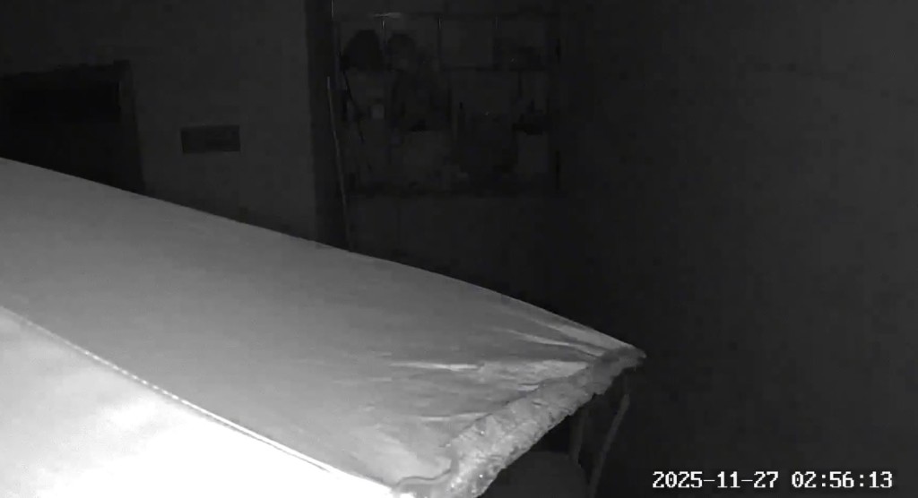 小偷入屋發現有監控後，再找太陽傘遮擋容貎把鏡頭偷走。抖音＠曉曉