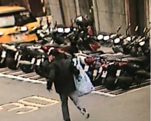 台北一銀行遭劫匪以74秒劫走21萬港元。警方公開涉事片段。網圖