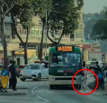 女童由小巴左邊車頭滑出馬路。fb交通意外求片區影片截圖