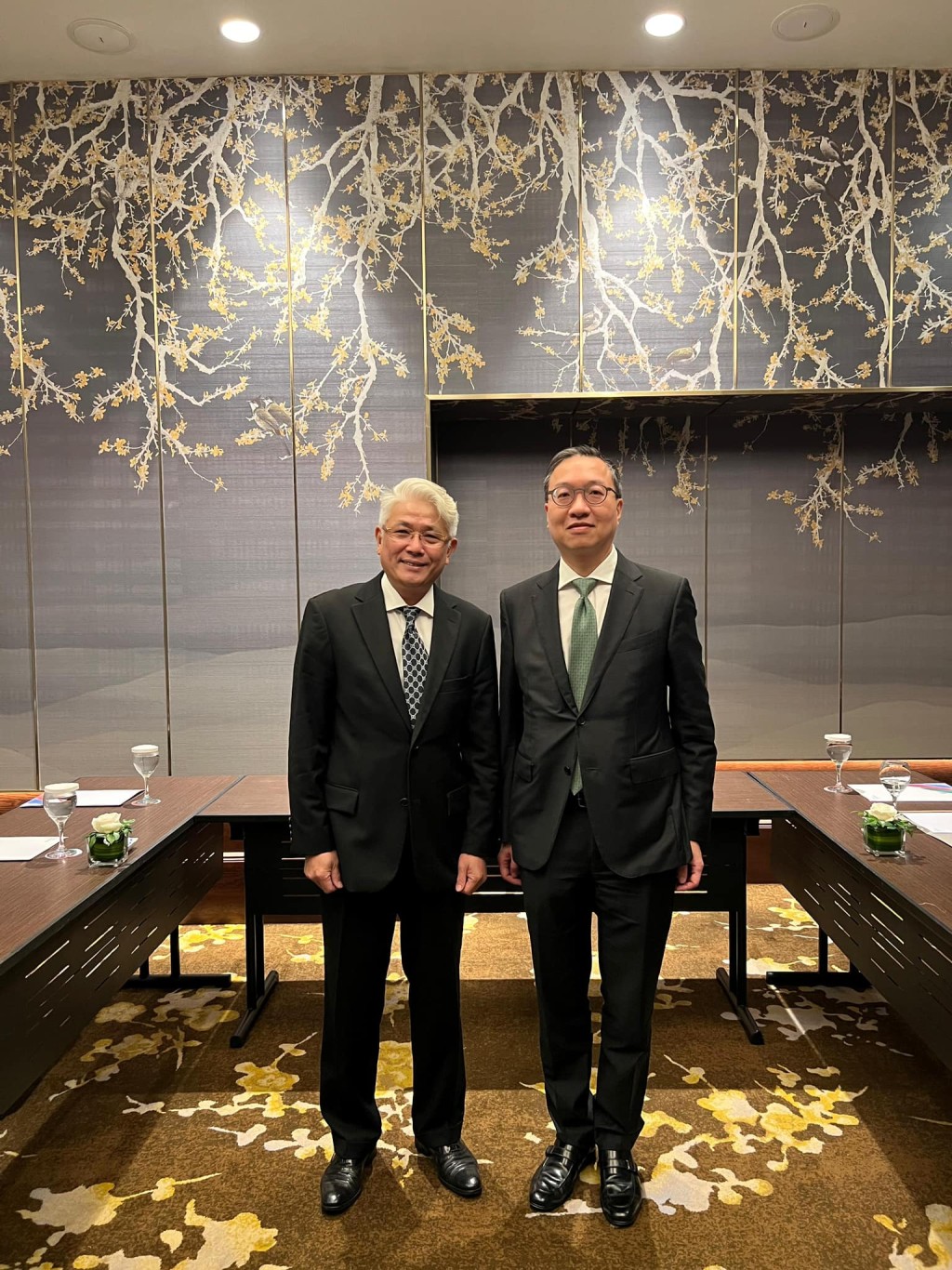 林定國（右）向越南律師聯合會副會長Luu Tien Dzung介紹香港的普通法制度。