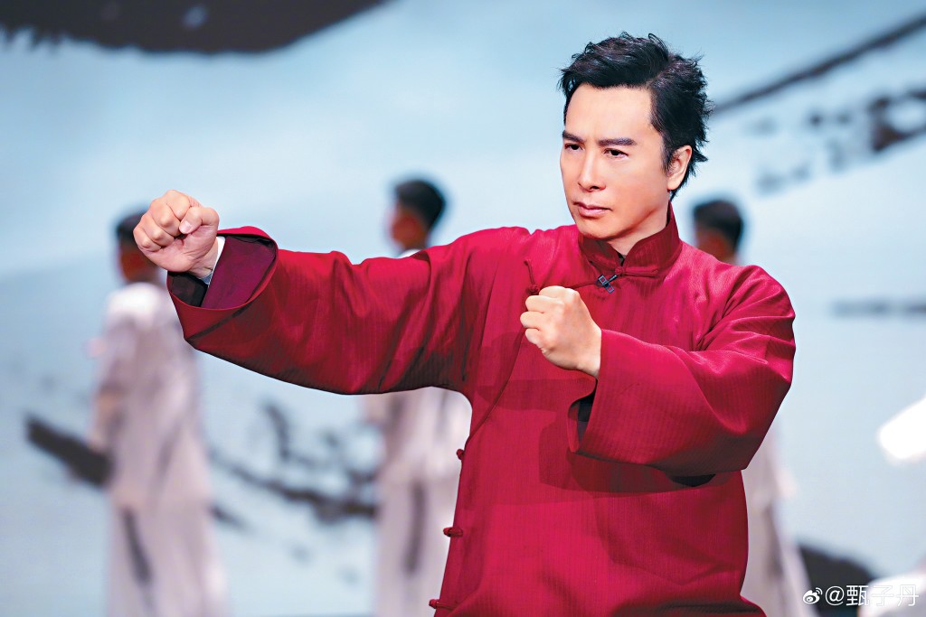 甄子丹已是第三度登央視春晚，除了大展拳腳外，今次更罕有地開金嗓。