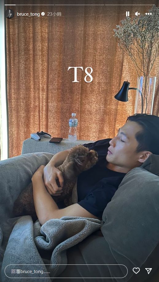 最搞笑是同日湯君慈與湯君耀都上載與愛犬的照片。