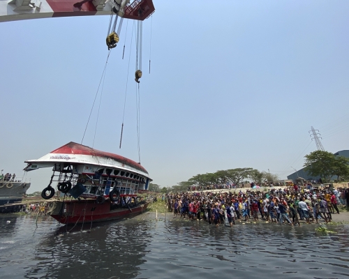 孟加拉一艘渡輪在拉克什亞河與一艘貨船相撞後沉沒。AP圖片