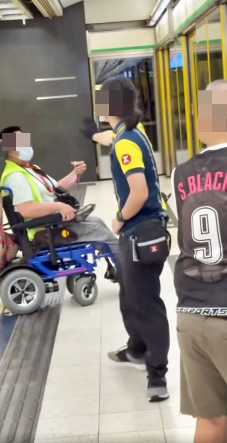 不過,對於短褲大叔的謾罵,輪椅男人 冷靜不了,反駁對方「你鬧我,我唔識 鬧你呀!」。fb「全港違例抄牌提示區」截圖 不過,對於短褲大叔的謾罵,輪椅男人 冷靜不了,反駁對方「你鬧我,我唔識 鬧你呀!」。fb「全港違例抄牌提示區」截圖
