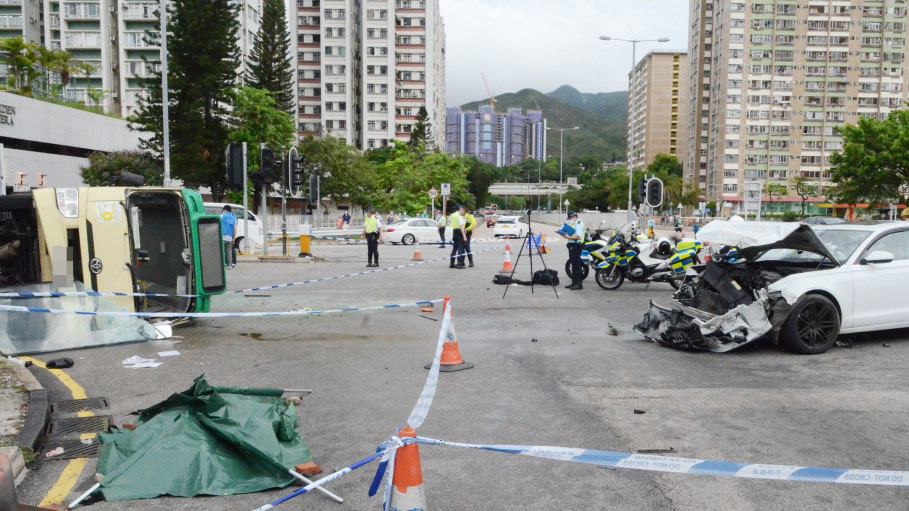 一輛私家車懷疑跟隨前車衝燈,在路口攔腰撞向小巴,小巴司機被拋出車外,重傷不治。 資料圖片