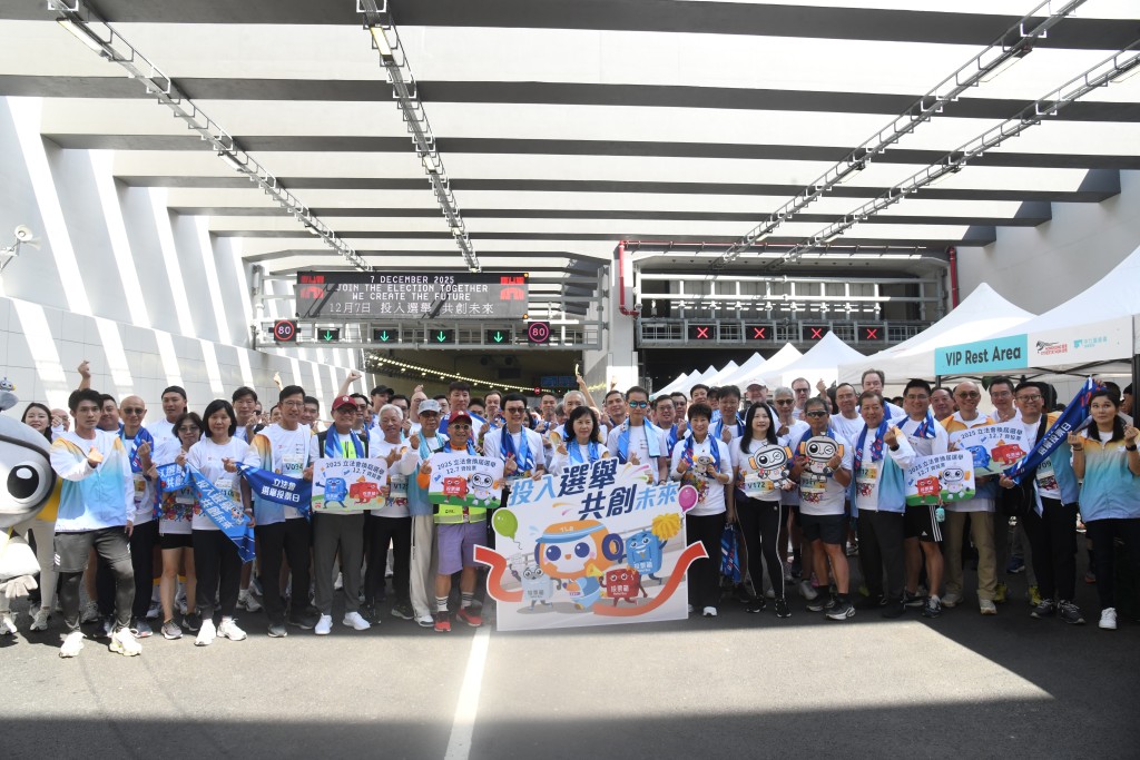 众人不忘合力宣传12月7日的立法会选举。何健勇摄