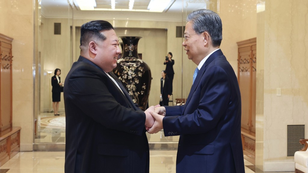 北韓領導人金正恩歡迎趙樂際。 新華社