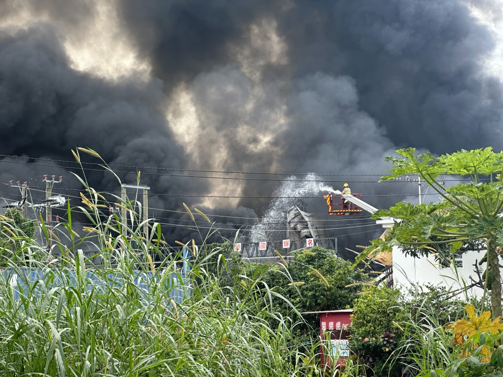 流浮山一貨倉及回收場發生三級火，濃煙席捲半空。梁國峰攝