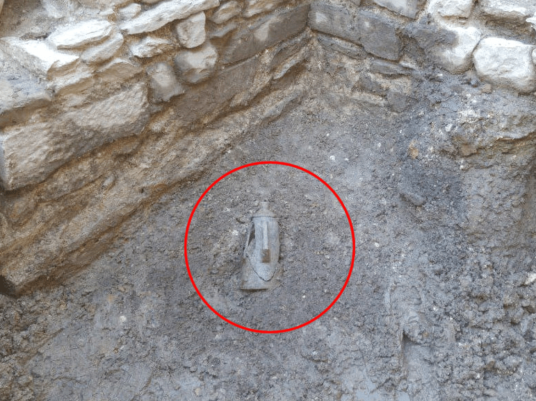 當時發掘到的相片顯示，這些金幣放在石甕內，埋在意大利米蘭以北一座劇院遺址地下。