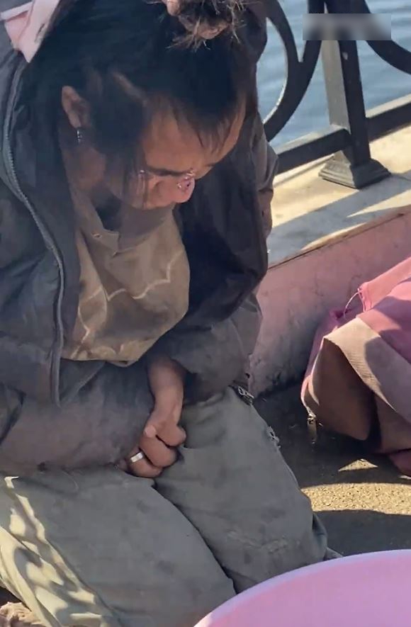 男乞丐外貌不大。影片截圖