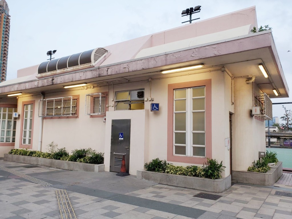九龍城亞皆老街遊樂場內一個殘廁起火。