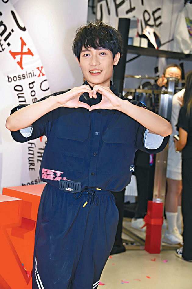 ■Ben在活動中向粉絲派「心」。