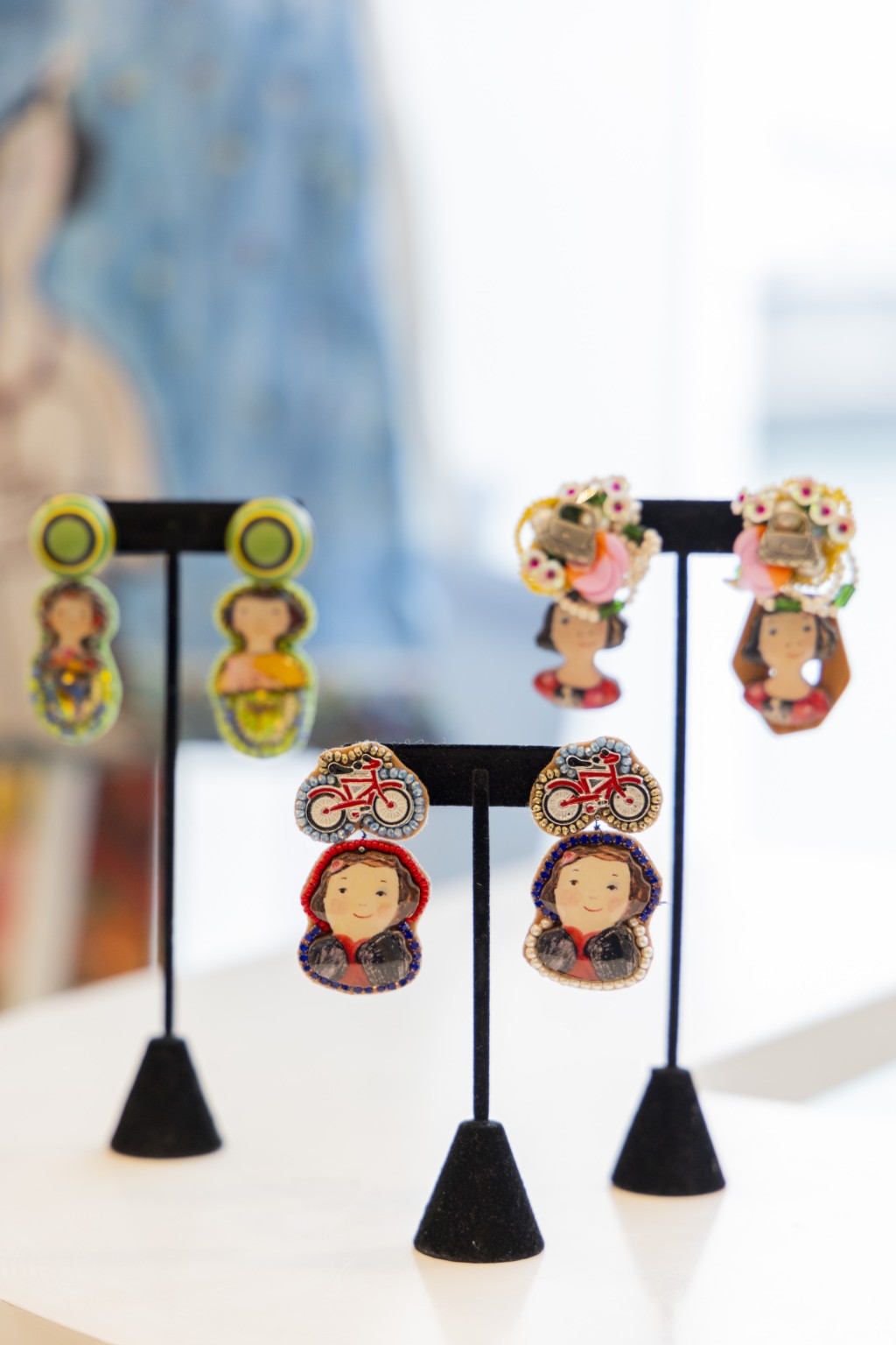 Eva会把其作品制成限量精品，其中耳环由韩国首饰设计师亲手制作。