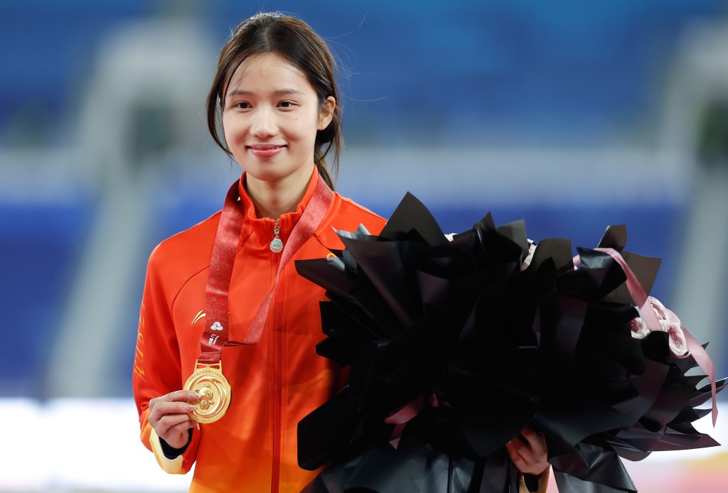 獲得冠軍的湖北隊選手邵雨琪在頒獎儀式上。 新華社