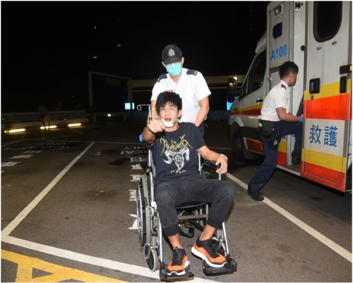 面部受傷的男子在場，由救護員包紮後送院治理。