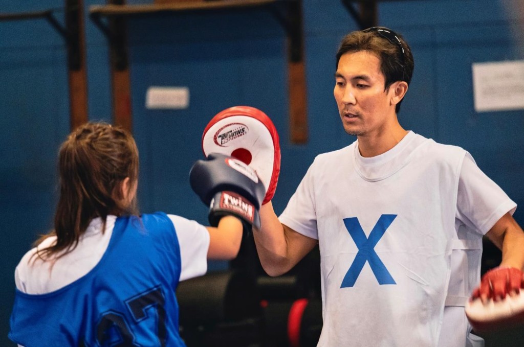 譚俊彥親身向隊員教授拳擊技巧。  「不可能任務」劇照劇照