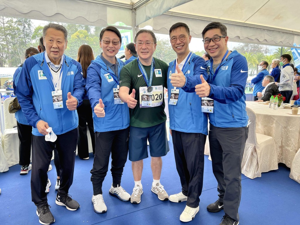 卓永兴和杨润雄（右二）、刘明光（左二）、体育专员郑青云（右一）及赛事筹委会主席高威林（左一）合照。（卓永兴fb图片）