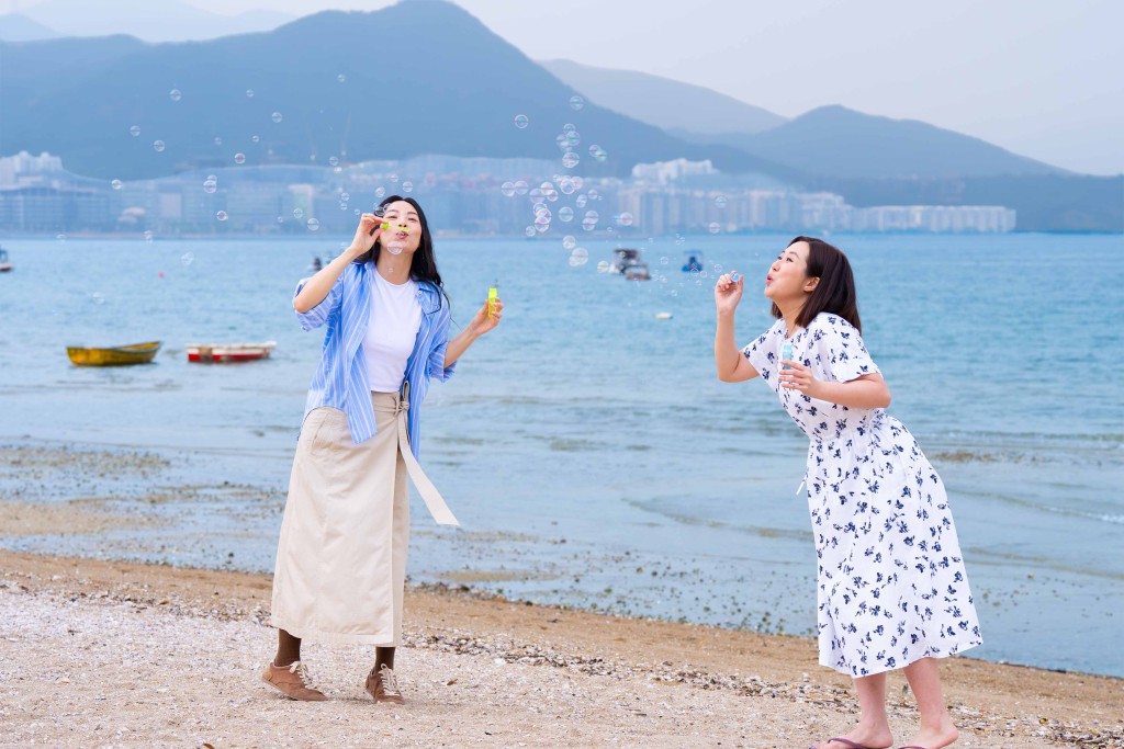 在MV裏，有沙灘溫馨場面。