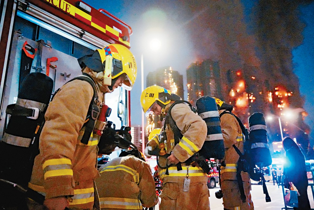 多名宏福苑居民赞扬消防员英勇，更形容是「香港骄傲」。