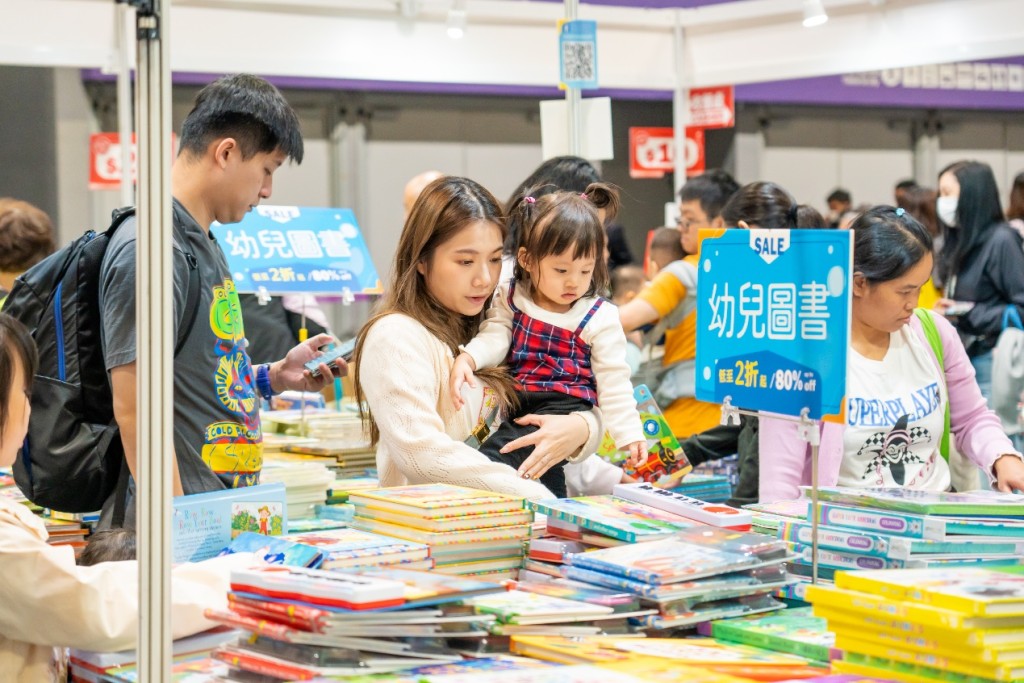 精選大量中英文繪本圖書，家長小朋友可選購心水書籍。 