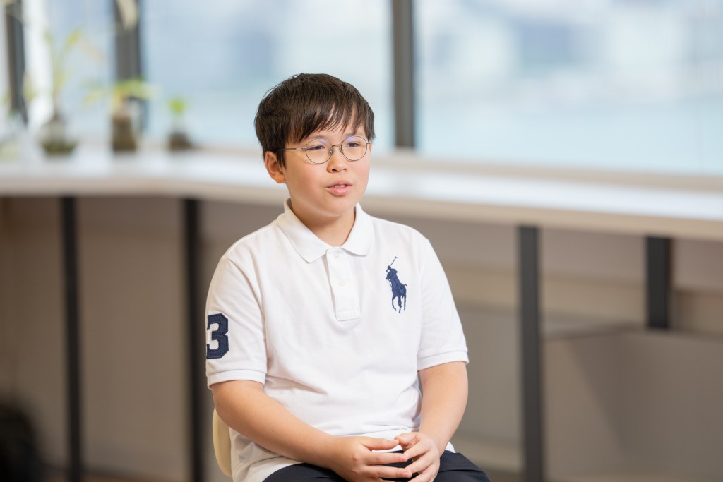 今年12歲的岑梓渝表示自己沒有刻意溫書備戰,考獲TOEFL Junior 900分滿分的佳績,全靠日積月累的英文根基! 今年12歲的岑梓渝表示自己沒有刻意溫書備戰,考獲TOEFL Junior 900分滿分的佳績,全靠日積月累的英文根基!