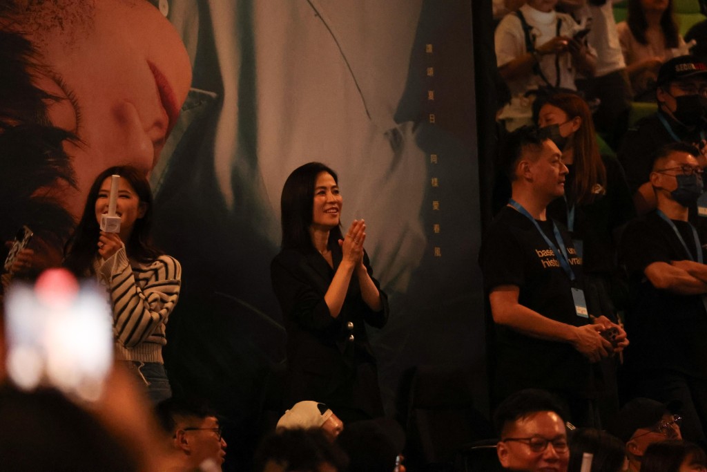 宣萱唱完,落返台睇Show。 宣萱唱完,落返台睇Show。