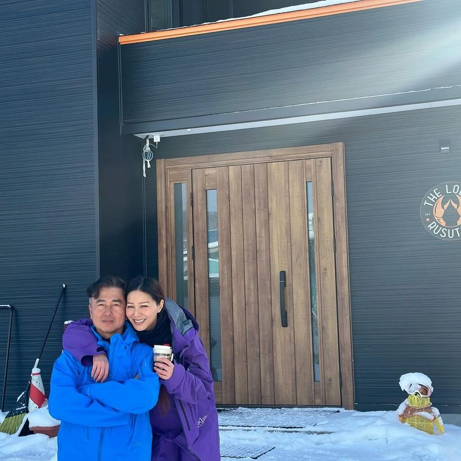 早前又与老公去北海道滑雪。  ​