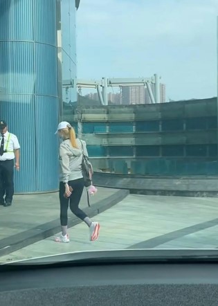 李嘉欣身穿運動服仍然氣質滿滿。