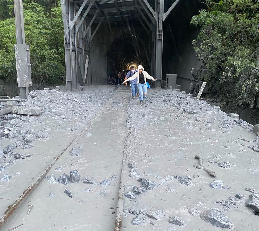 台灣新自強號列車上周五（21日）在花蓮和仁隧道受泥石流影響出軌。中時
