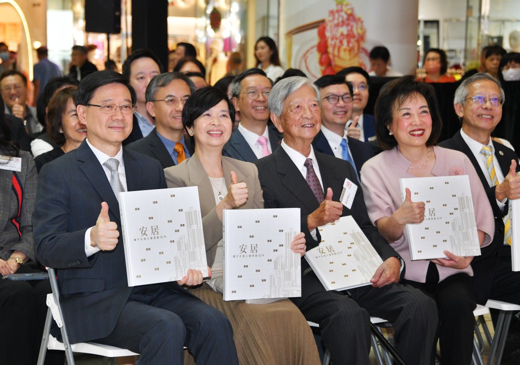 廖本懷（右三）近年較少出席公開場合活動。資料圖片