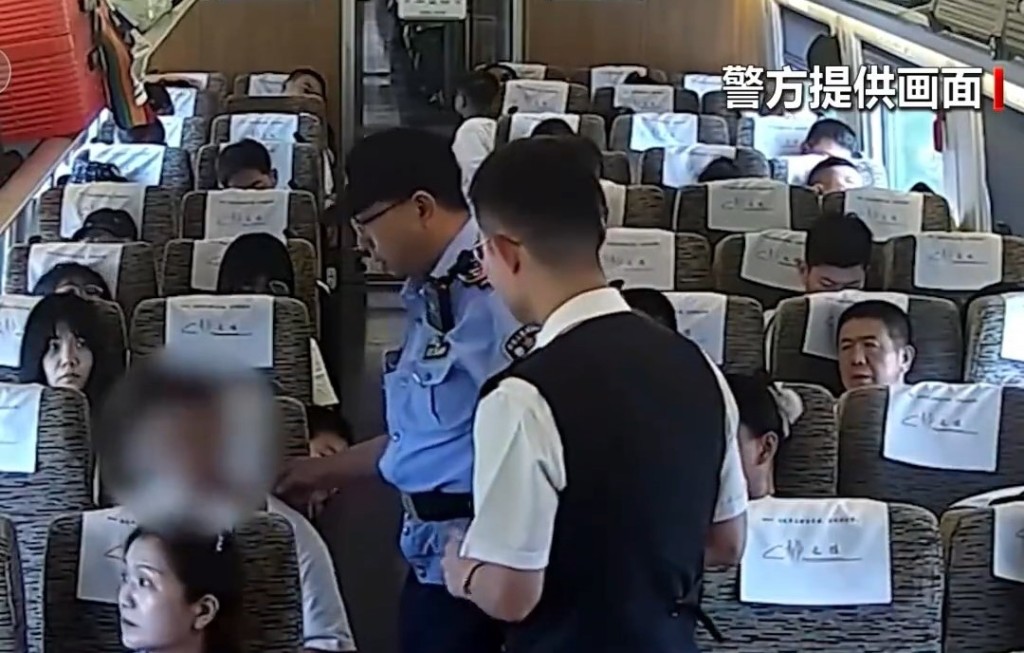 閉路電視拍下男子非禮身旁女子的情況。環球網 閉路電視拍下男子非禮身旁女子的情況。環球網