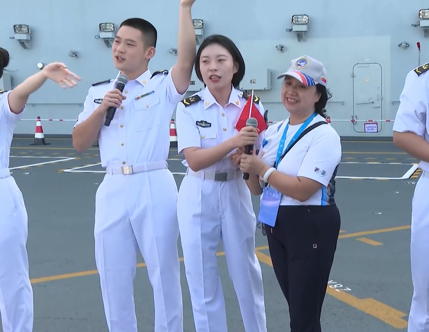 海軍官兵與市民一齊合唱。 海軍官兵與市民一齊合唱。