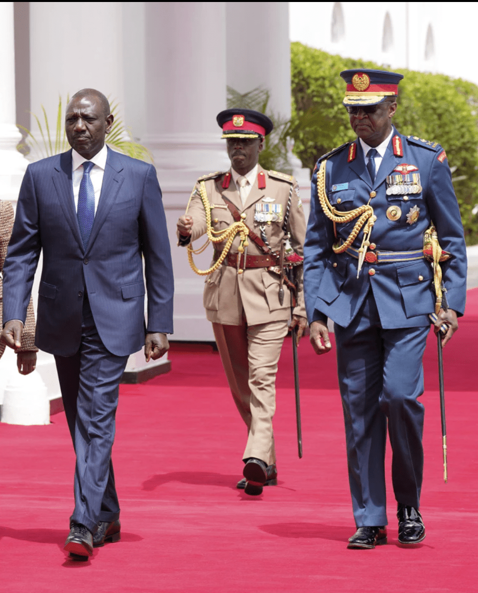 肯亞總統魯托（左）公布奧古拉（右）的死訊，宣布全國哀悼三日。美聯社