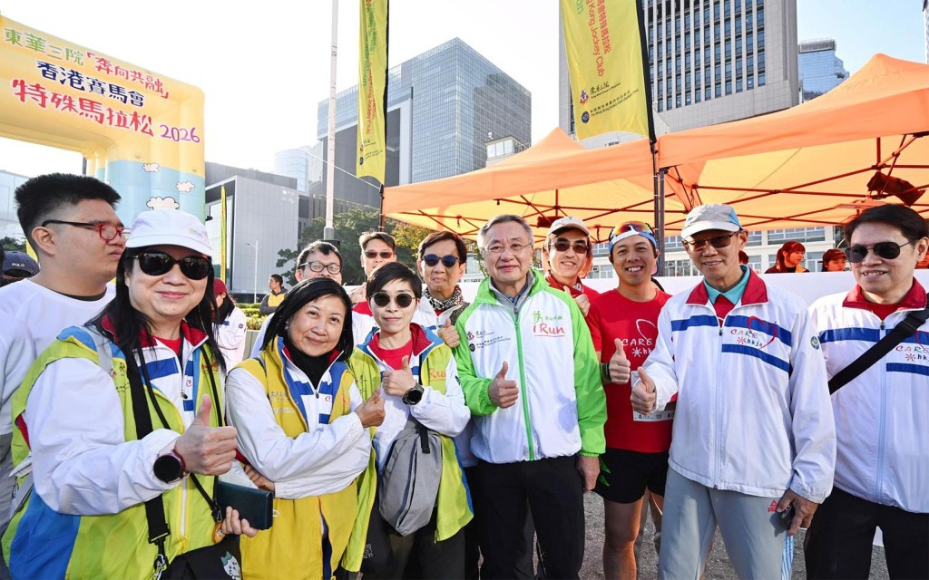 馬會董事羅啟華與馬會義工隊 CARE@hkjc 及參賽者合照。馬會提供圖片