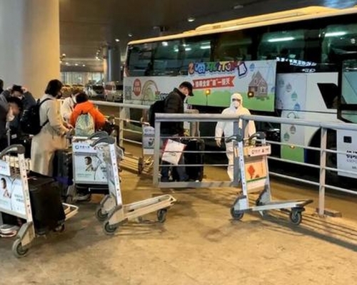 該航班共94名旅客需要接受隔離。當天下午這批乘客全部由專用旅遊巴車送到指點酒店開始醫學隔離觀察。(網圖)