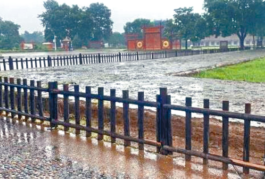 暴雨致殷墟景區露天遺址進水。
