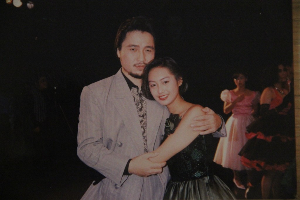 古明华在演艺学院读书期间，曾与朱茵合作歌舞剧《油脂》。