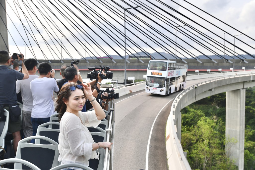 路線HK2由九龍站出發，途經昂船洲大橋和青馬大橋兩座香港標誌性大橋。
