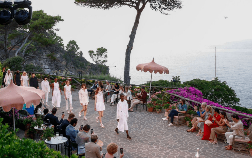 充滿意大利風情的那不勒斯灣一向是度假熱門地方，日前Max Mara就在此舉行2022度假系列花生騷。