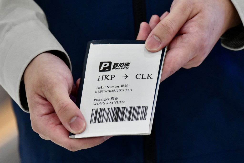 旅客可憑車票乘搭接駁巴士前往海天中轉大樓。