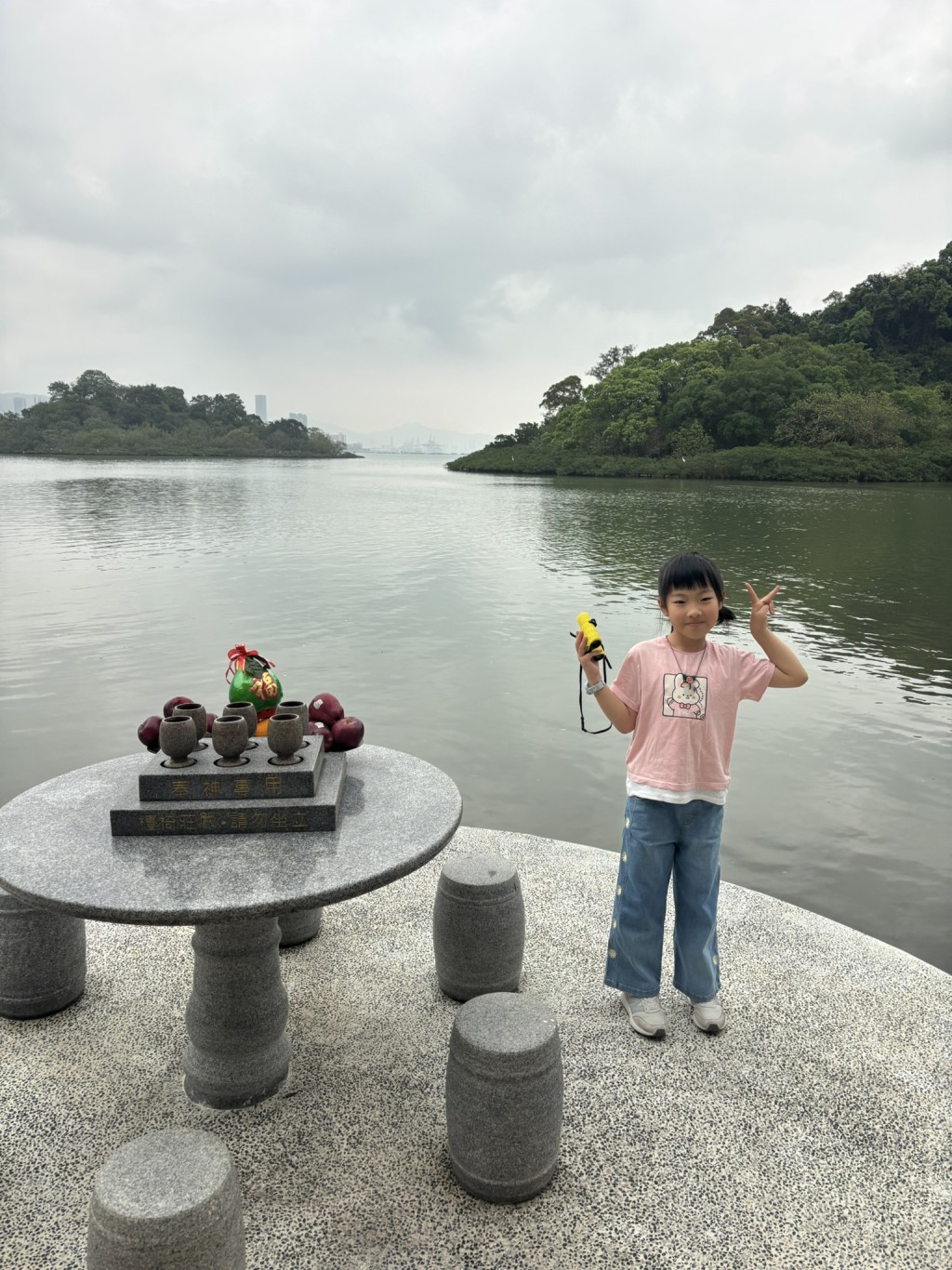 龍王廟可飽覽沙頭角海美景，廟前桌椅供「龍王」專用，記住不要亂坐呀！（圖片來源：《親子王》）