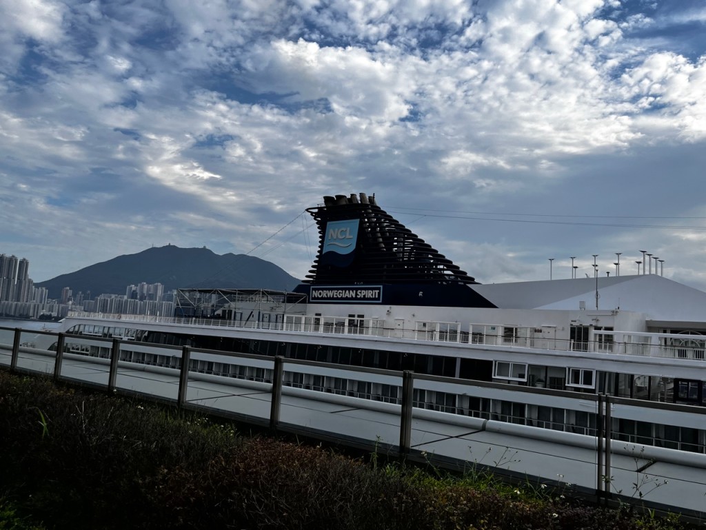 挪威邮轮奋进号（Norwegian Spirit）在启德邮轮码头停泊。李健威摄