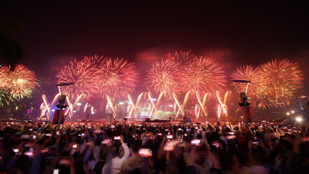 市民在維港兩岸欣賞煙花。歐樂年攝